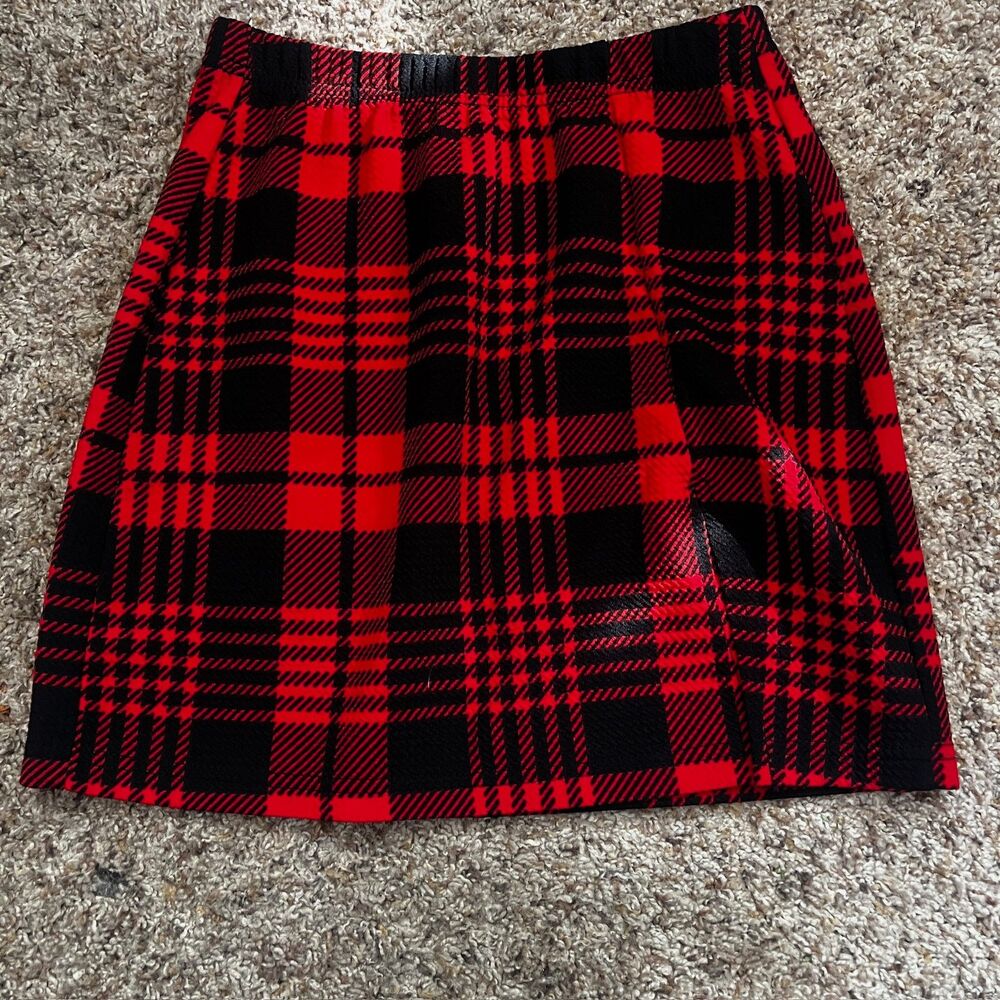 SHEIN Size XS Essnce Red and Black Tartan Plaid Mini Skirt with Slit Hem